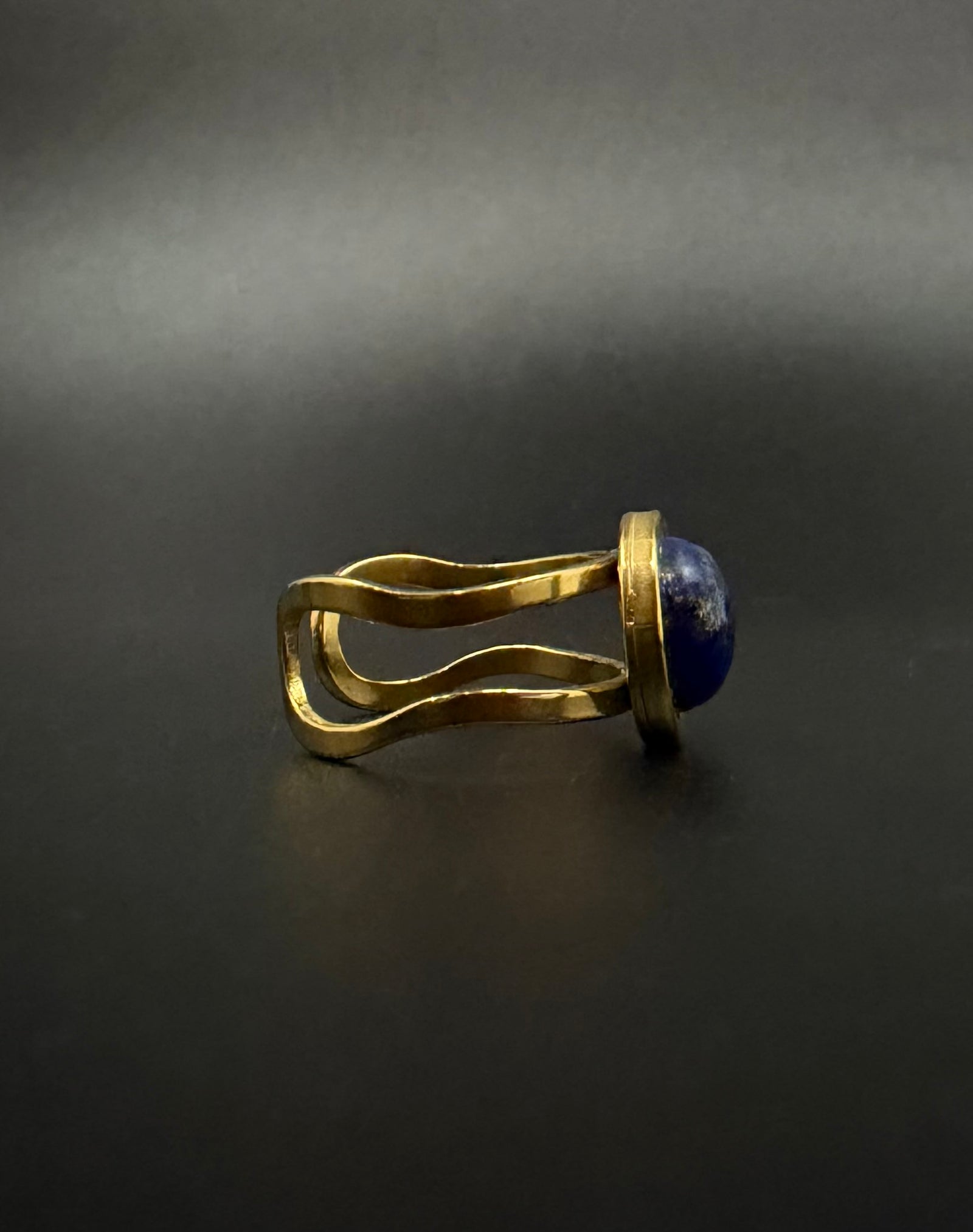 Nebulae Core adjustable ring in gold-plated stainless steel featuring a 10mm lapis lazuli gemstone disc with deep blue and natural gold flecking