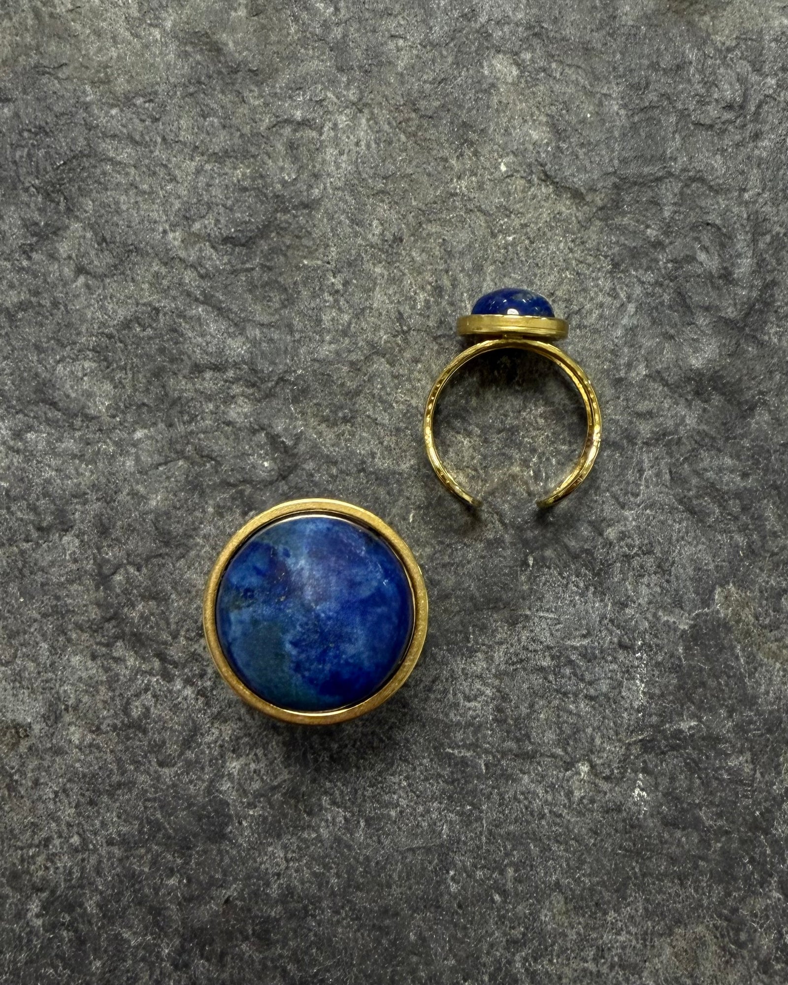 Nebulae Core adjustable ring in gold-plated stainless steel featuring a 10mm lapis lazuli gemstone disc with deep blue and natural gold flecking